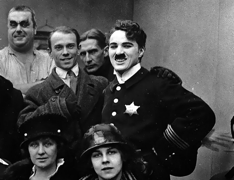 Иллюстрация к книге — Огни рампы. Мир «Огней рампы» [i_017.jpg]