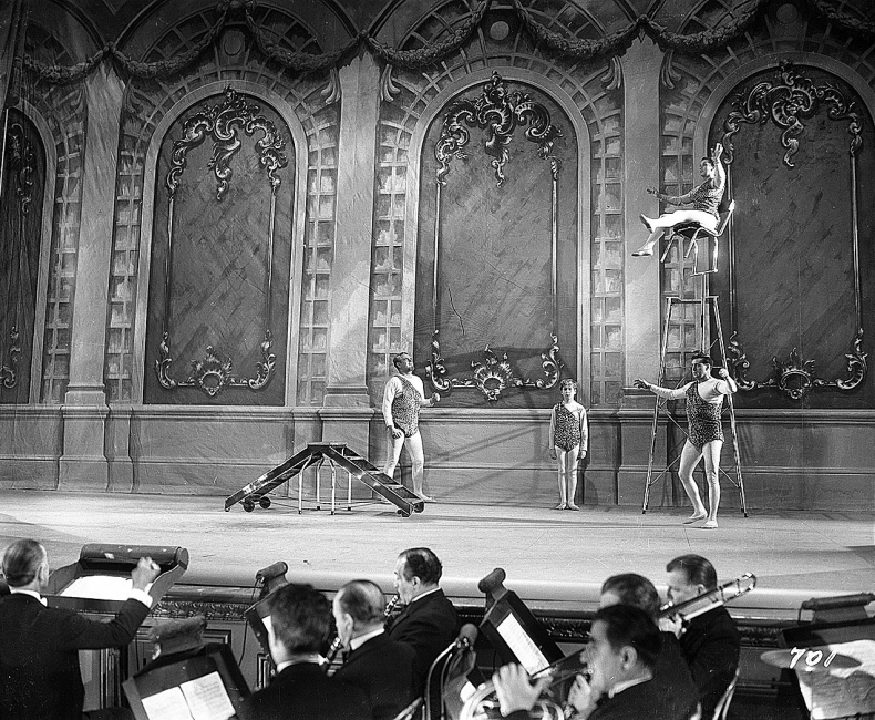 Иллюстрация к книге — Огни рампы. Мир «Огней рампы» [i_038.jpg]