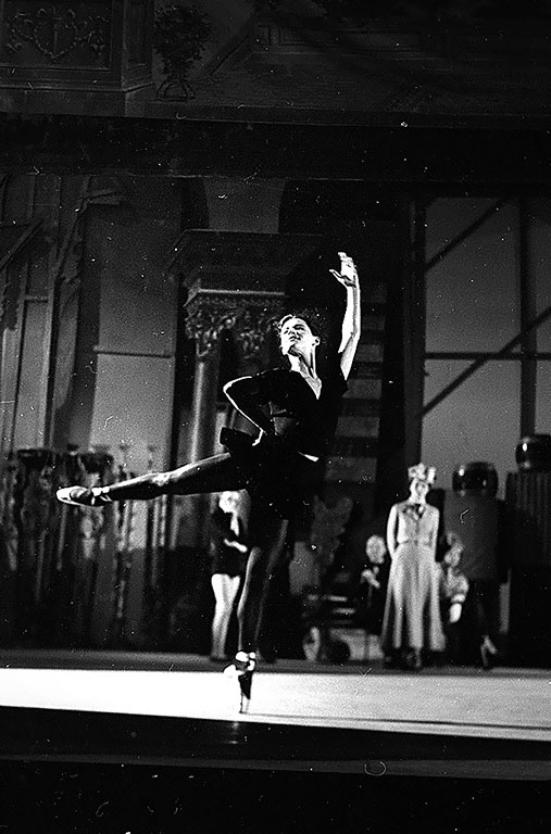 Иллюстрация к книге — Огни рампы. Мир «Огней рампы» [i_048.jpg]