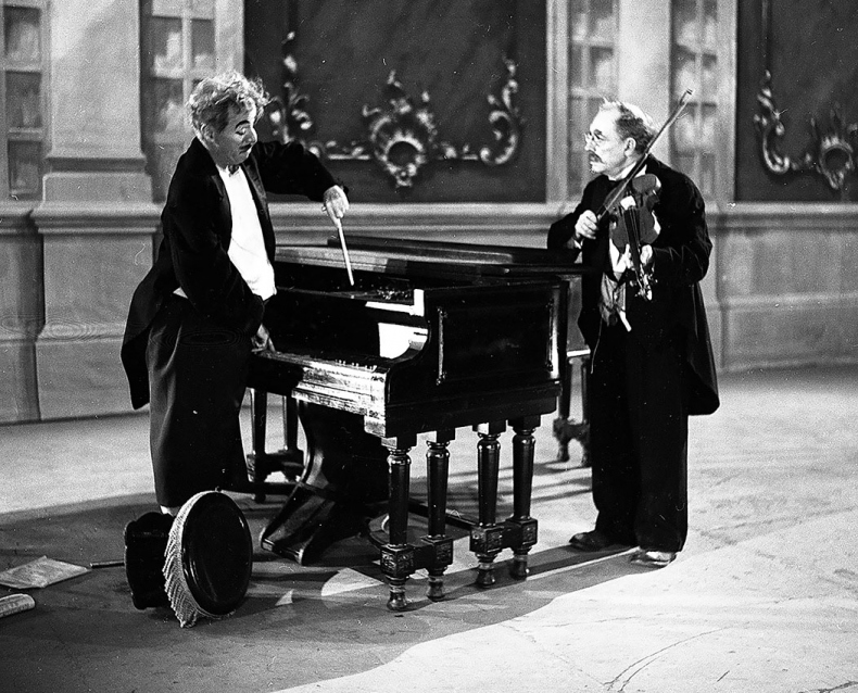 Иллюстрация к книге — Огни рампы. Мир «Огней рампы» [i_051.jpg]