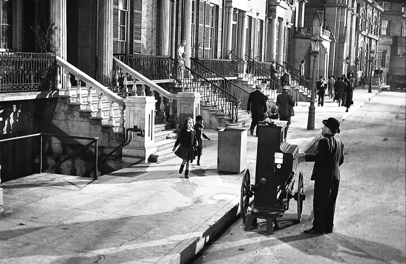 Иллюстрация к книге — Огни рампы. Мир «Огней рампы» [i_053.jpg]