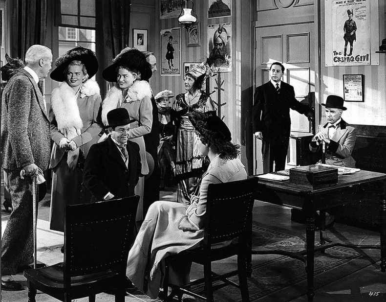 Иллюстрация к книге — Огни рампы. Мир «Огней рампы» [i_055.jpg]