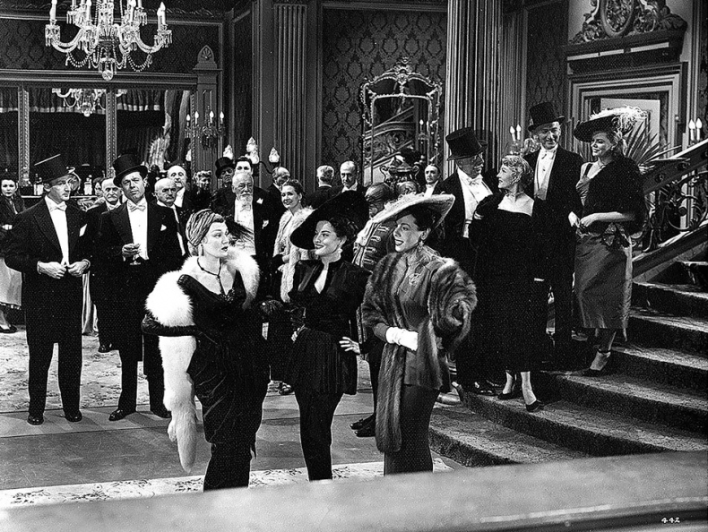 Иллюстрация к книге — Огни рампы. Мир «Огней рампы» [i_063.jpg]