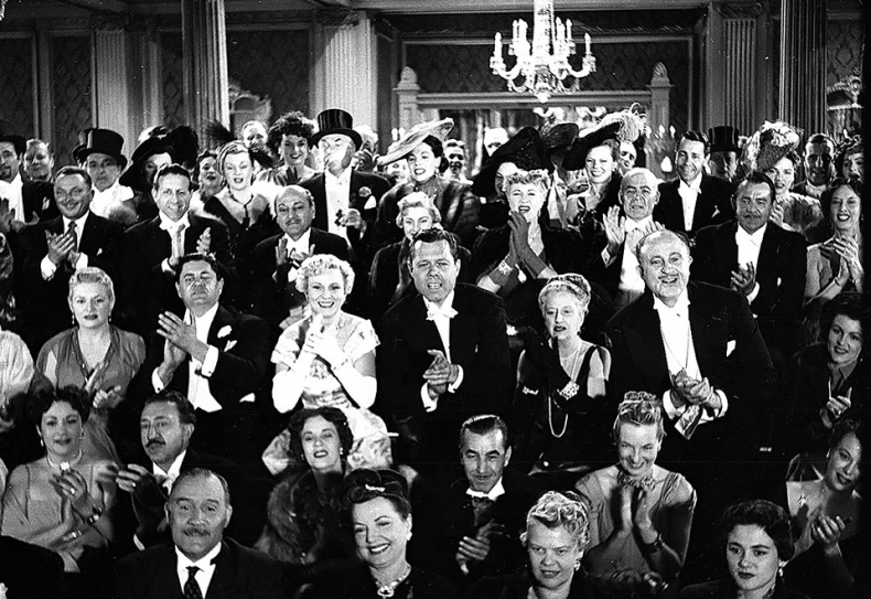 Иллюстрация к книге — Огни рампы. Мир «Огней рампы» [i_066.jpg]