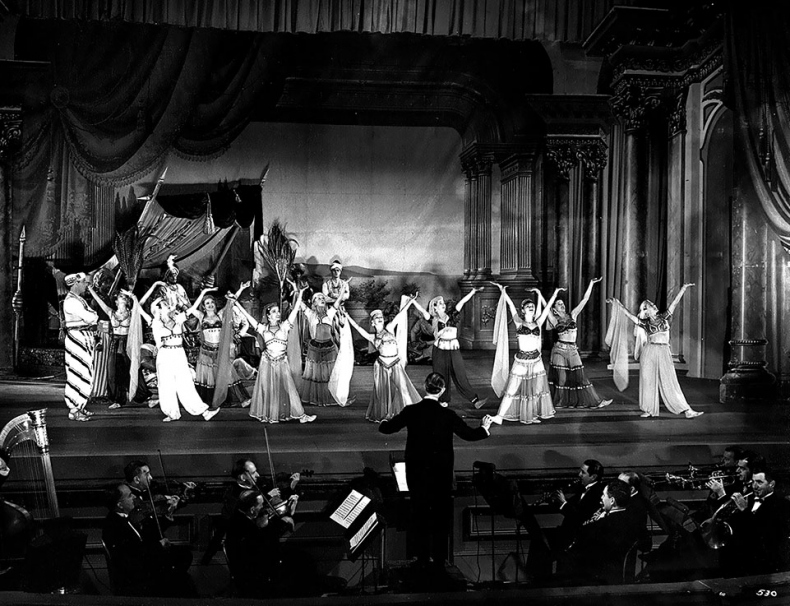 Иллюстрация к книге — Огни рампы. Мир «Огней рампы» [i_082.jpg]