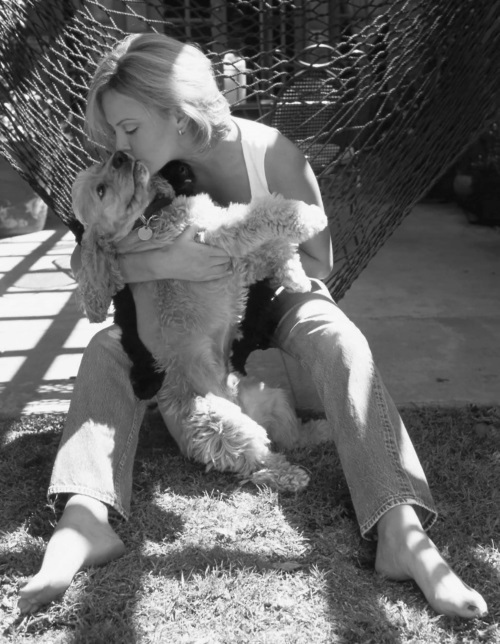 Иллюстрация к книге — Шарлиз Терон. Безумный монстр Голливуда [i_009.jpg]