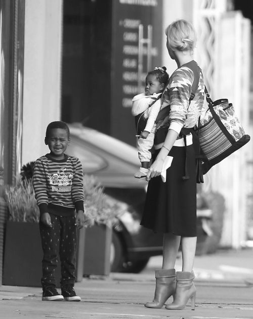 Иллюстрация к книге — Шарлиз Терон. Безумный монстр Голливуда [i_043.jpg]