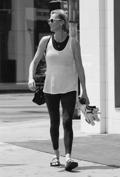 Иллюстрация к книге — Шарлиз Терон. Безумный монстр Голливуда [i_048.jpg]