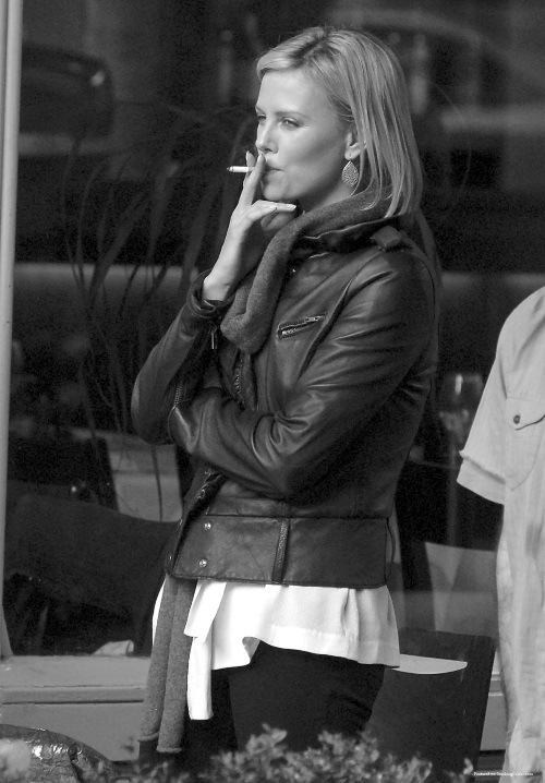 Иллюстрация к книге — Шарлиз Терон. Безумный монстр Голливуда [i_049.jpg]