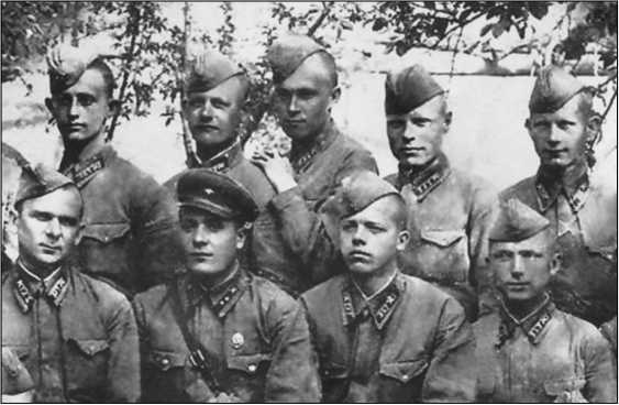 Иллюстрация к книге — Октябрь 1941. Варшавское шоссе [i_027.jpg]