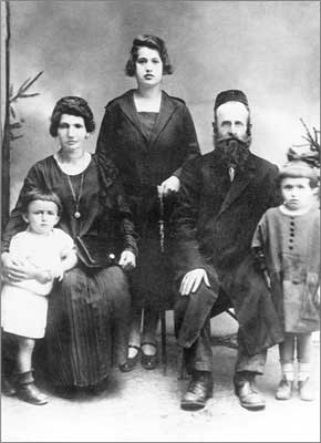 Иллюстрация к книге — Клятва. История сестер, выживших в Освенциме [i_004.jpg]