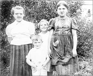 Иллюстрация к книге — Клятва. История сестер, выживших в Освенциме [i_009.jpg]