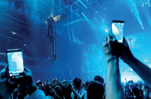 Иллюстрация к книге — Ария: Возрождение Легенды. Авторизованная биография группы [i_048.jpg]