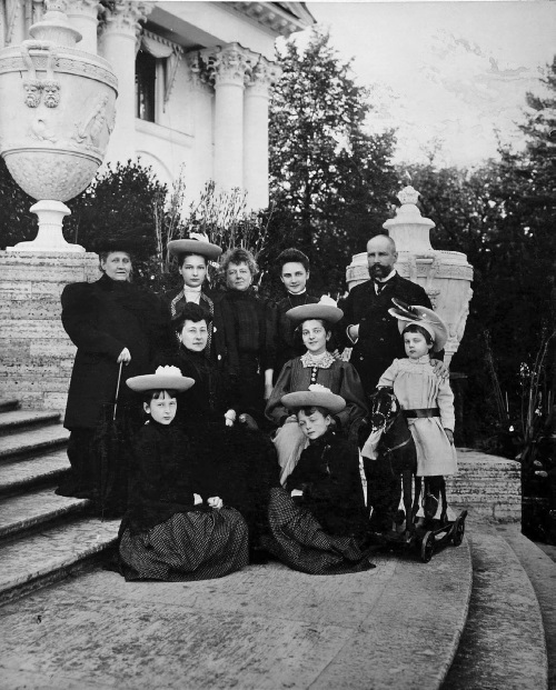 Иллюстрация к книге — Нам нужна великая Россия [i_003.jpg]