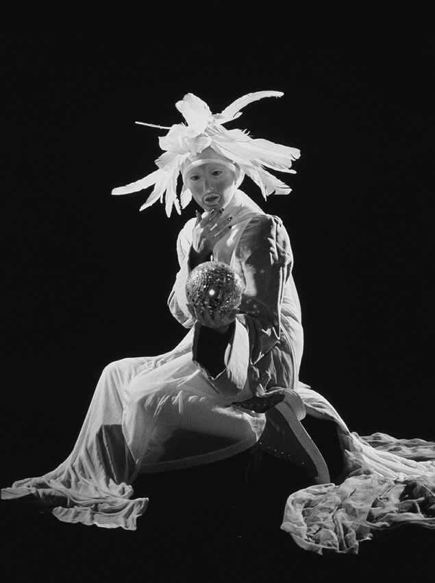 Иллюстрация к книге — Экспериментальная мода. Искусство перформанса, карнавал и гротескное тело [img_2.jpg]