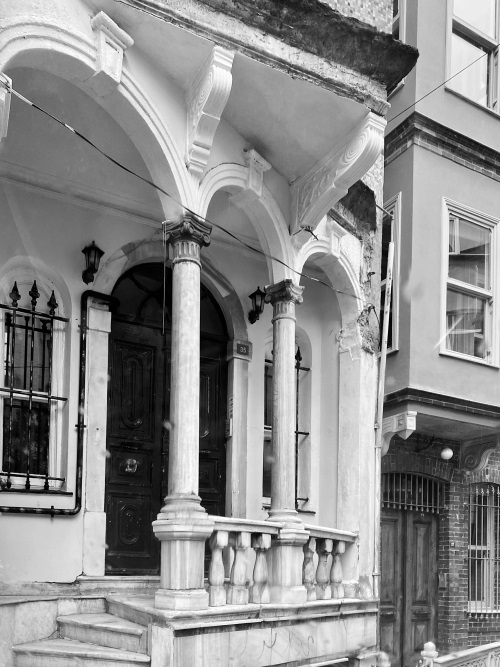 Иллюстрация к книге — На берегах Босфора. Стамбул в рецептах, историях и криках чаек [i_028.jpg]