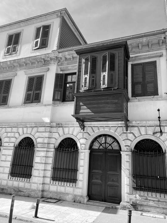 Иллюстрация к книге — На берегах Босфора. Стамбул в рецептах, историях и криках чаек [i_068.jpg]