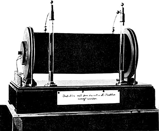 Иллюстрация к книге — Солнечное вещество и другие повести, а также Жизнь и судьба Матвея Бронштейна и Лидии Чуковской (сборник) [i_032.jpg]