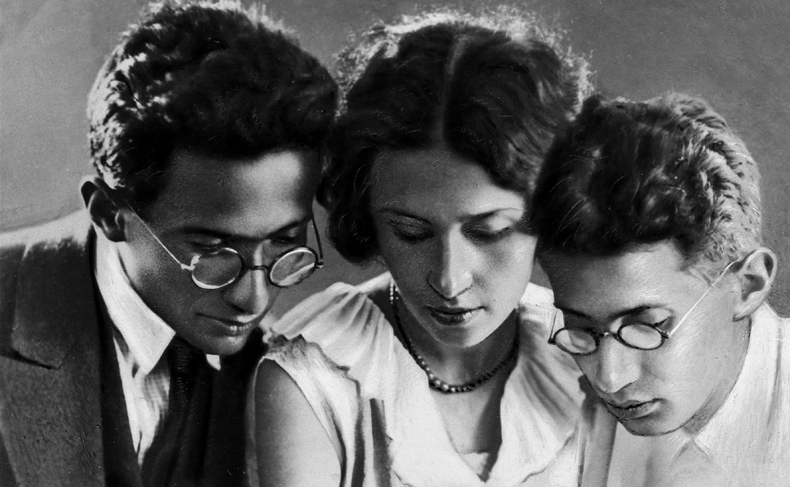 Иллюстрация к книге — Солнечное вещество и другие повести, а также Жизнь и судьба Матвея Бронштейна и Лидии Чуковской (сборник) [i_121.jpg]