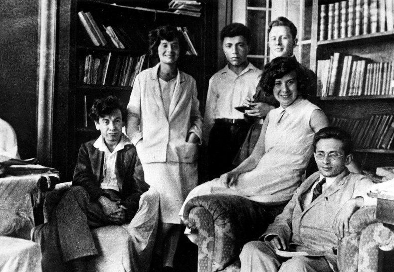 Иллюстрация к книге — Солнечное вещество и другие повести, а также Жизнь и судьба Матвея Бронштейна и Лидии Чуковской (сборник) [i_130.jpg]