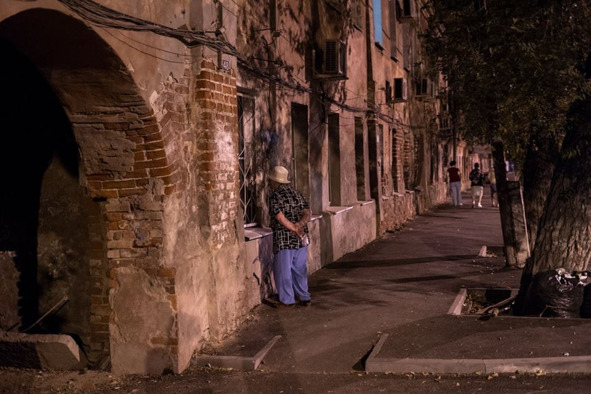 Иллюстрация к книге — И нас качают те же волны [_1.jpg]