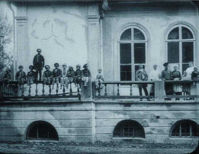 Иллюстрация к книге — Миражи советского. Очерки современного кино [i_002.jpg]