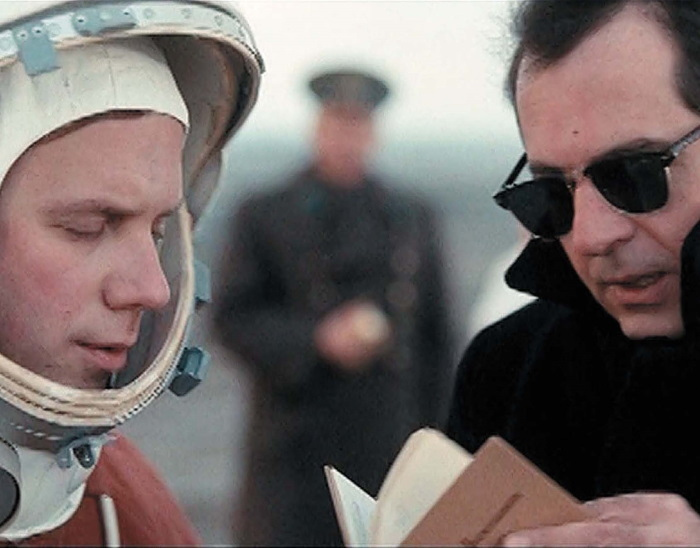 Иллюстрация к книге — Миражи советского. Очерки современного кино [i_032.jpg]