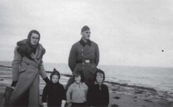 Иллюстрация к книге — Остров на всю жизнь. Воспоминания детства. Олерон во время нацистской оккупации [i_037.jpg]