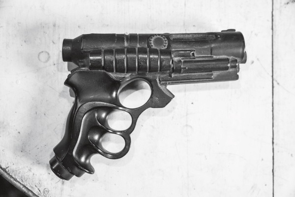 Иллюстрация к книге — Каждый инструмент – молоток. Правила жизни и творчества бессменного ведущего «Разрушителей легенд» [i_005.jpg]