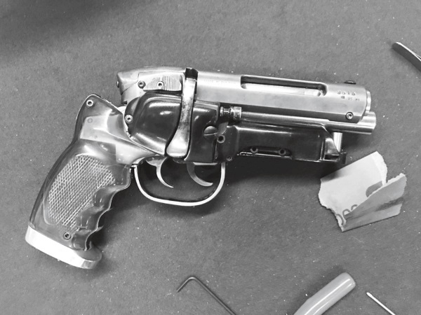 Иллюстрация к книге — Каждый инструмент – молоток. Правила жизни и творчества бессменного ведущего «Разрушителей легенд» [i_007.jpg]