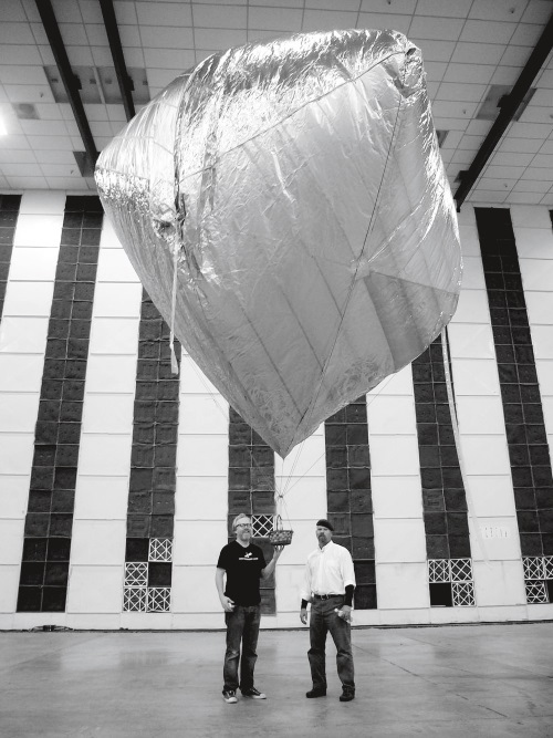 Иллюстрация к книге — Каждый инструмент – молоток. Правила жизни и творчества бессменного ведущего «Разрушителей легенд» [i_024.jpg]