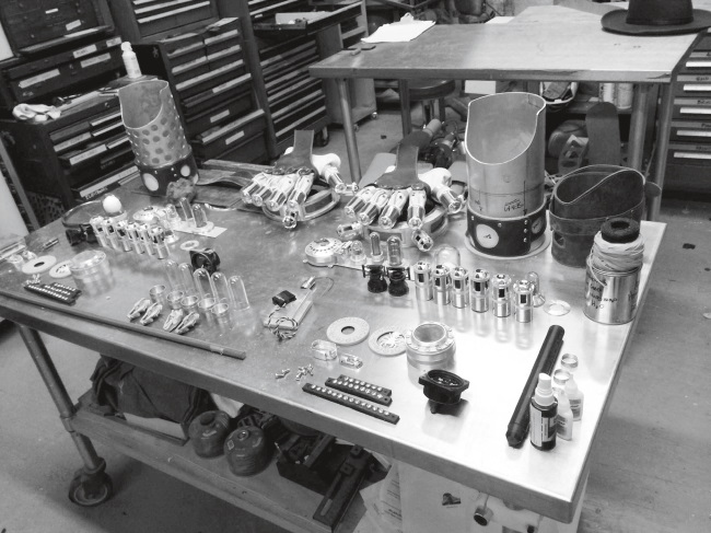 Иллюстрация к книге — Каждый инструмент – молоток. Правила жизни и творчества бессменного ведущего «Разрушителей легенд» [i_039.jpg]