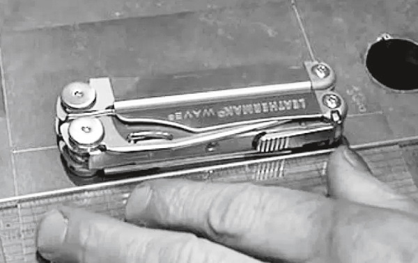 Иллюстрация к книге — Каждый инструмент – молоток. Правила жизни и творчества бессменного ведущего «Разрушителей легенд» [i_044.jpg]