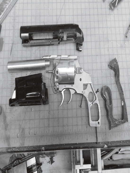 Иллюстрация к книге — Каждый инструмент – молоток. Правила жизни и творчества бессменного ведущего «Разрушителей легенд» [i_047.jpg]