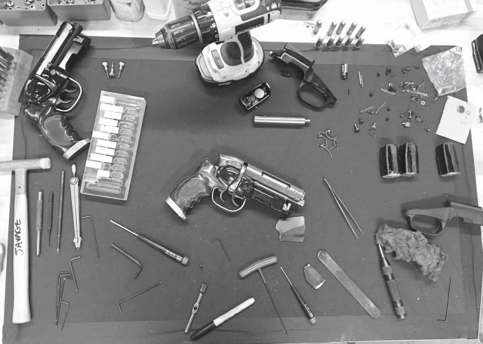 Иллюстрация к книге — Каждый инструмент – молоток. Правила жизни и творчества бессменного ведущего «Разрушителей легенд» [i_048.jpg]