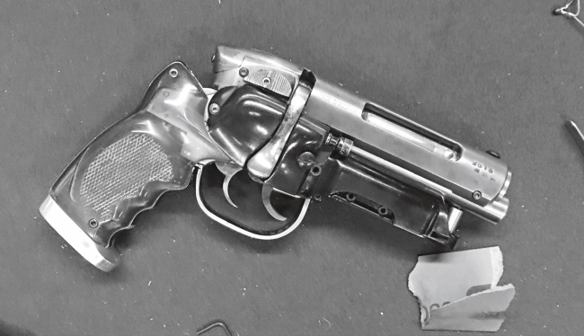 Иллюстрация к книге — Каждый инструмент – молоток. Правила жизни и творчества бессменного ведущего «Разрушителей легенд» [i_049.jpg]