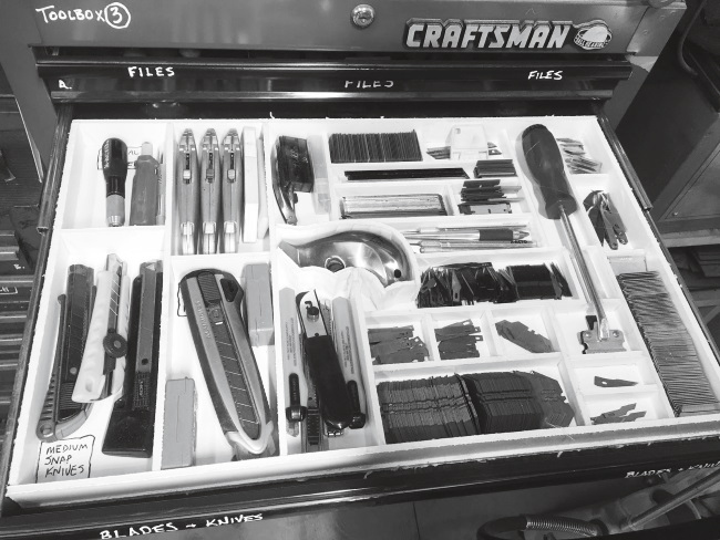 Иллюстрация к книге — Каждый инструмент – молоток. Правила жизни и творчества бессменного ведущего «Разрушителей легенд» [i_068.jpg]