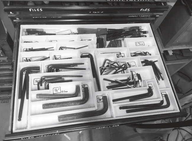 Иллюстрация к книге — Каждый инструмент – молоток. Правила жизни и творчества бессменного ведущего «Разрушителей легенд» [i_070.jpg]