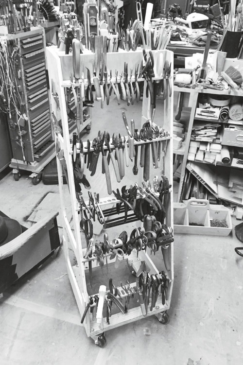 Иллюстрация к книге — Каждый инструмент – молоток. Правила жизни и творчества бессменного ведущего «Разрушителей легенд» [i_073.jpg]