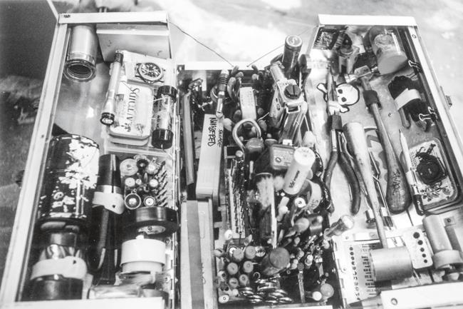 Иллюстрация к книге — Каждый инструмент – молоток. Правила жизни и творчества бессменного ведущего «Разрушителей легенд» [i_080.jpg]