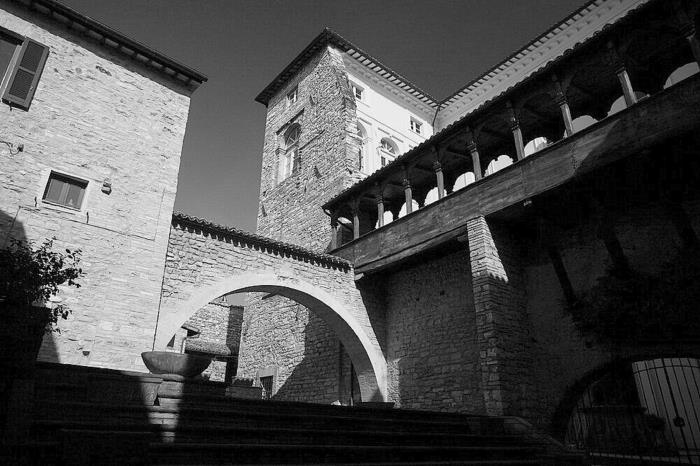 Иллюстрация к книге — Умбрия – зеленое сердце Италии. Тайна старого аббатства и печенье святого Франциска [i_020.jpg]