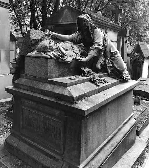 Иллюстрация к книге — Музеи смерти. Парижские и московские кладбища [i_025.jpg]