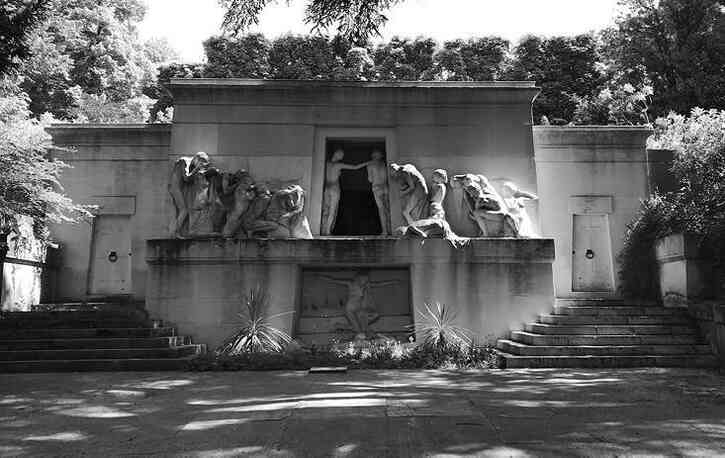 Иллюстрация к книге — Музеи смерти. Парижские и московские кладбища [i_032.jpg]