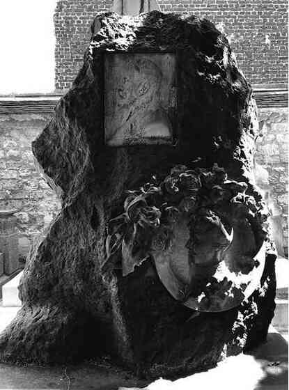 Иллюстрация к книге — Музеи смерти. Парижские и московские кладбища [i_051.jpg]