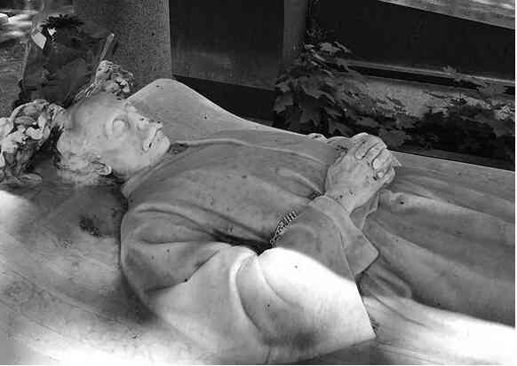 Иллюстрация к книге — Музеи смерти. Парижские и московские кладбища [i_066.jpg]