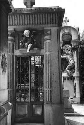 Иллюстрация к книге — Музеи смерти. Парижские и московские кладбища [i_082.jpg]