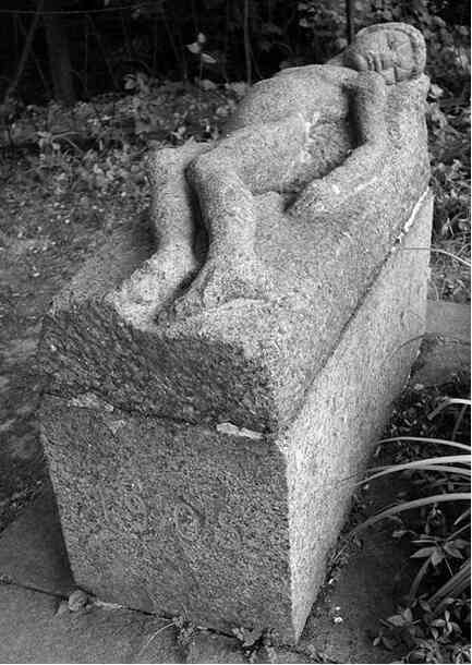 Иллюстрация к книге — Музеи смерти. Парижские и московские кладбища [i_096.jpg]