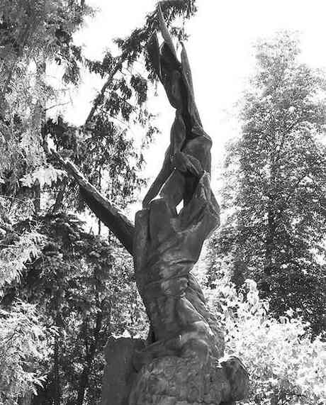 Иллюстрация к книге — Музеи смерти. Парижские и московские кладбища [i_153.jpg]