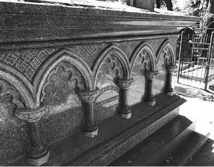 Иллюстрация к книге — Музеи смерти. Парижские и московские кладбища [i_170.jpg]