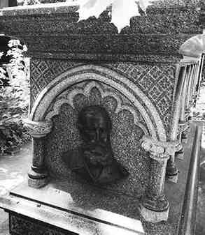 Иллюстрация к книге — Музеи смерти. Парижские и московские кладбища [i_171.jpg]